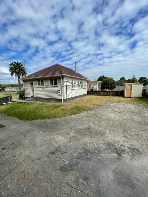 TOWNHOUSE ADJACENT TO PARK & SUPERMARKET HANDY!